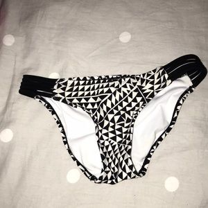 Black and white patterned bathing suit bottoms